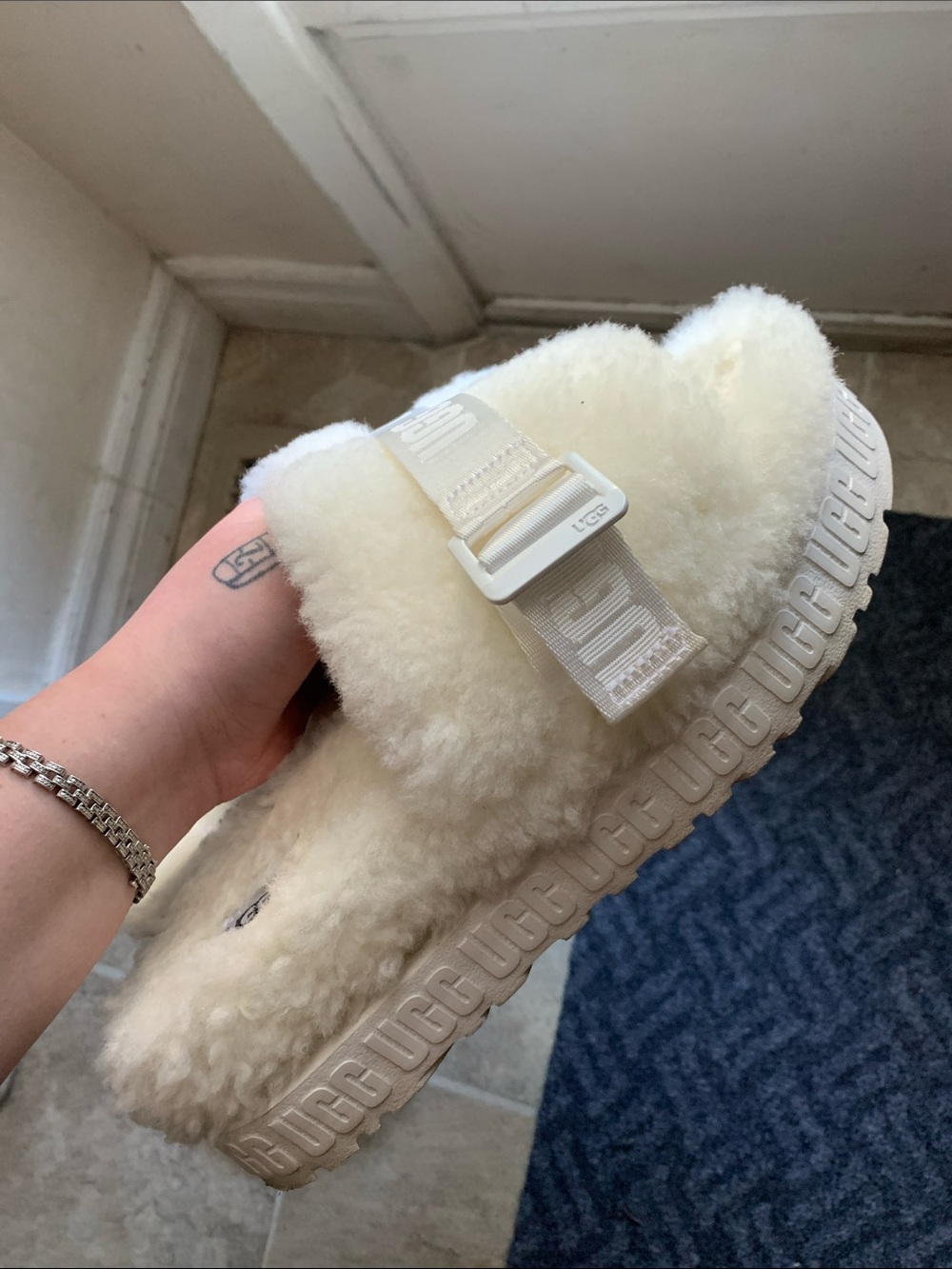 UGG SLIPPERS